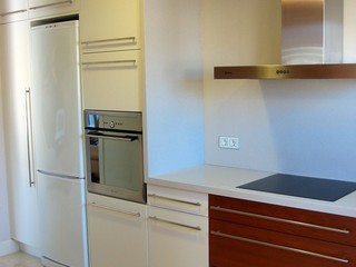 CHERRY WOOD AND LACQUERED KITCHEN