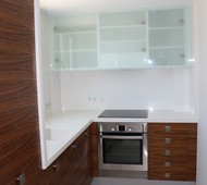 COCINA EN ZEBRANO Y CRISTAL