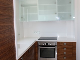 COCINA EN ZEBRANO Y CRISTAL