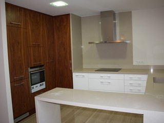 COCINA EN MADERA Y LACA