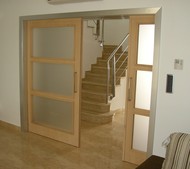 PUERTA CON TAPAJUNTAS DE ALUMINIO