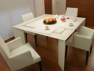 MESA FABRICADA EN HI-MACS CON GRECA DE MADERA