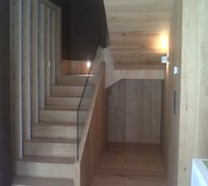 SUELO Y ESCALERA PANELADA EN PARQUET FLOTANTE DE MADERA