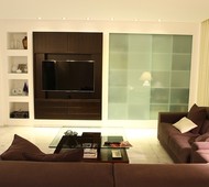 MUEBLE TELEVISION DE MADERA DE NOGAL TINTADO