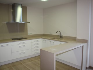 COCINA EN MADERA Y LACA