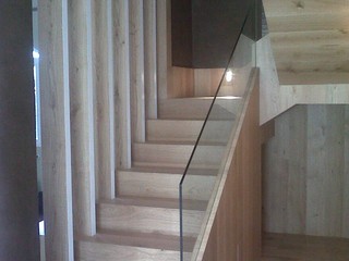 PANELLED FLOOR ANS STAIRS OF LAMINATE FLOORING