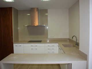 COCINA EN MADERA Y LACA