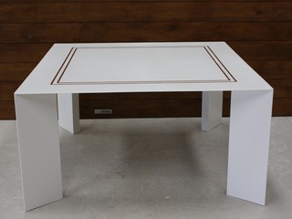 MESA FABRICADA EN HI-MACS CON GRECA DE MADERA